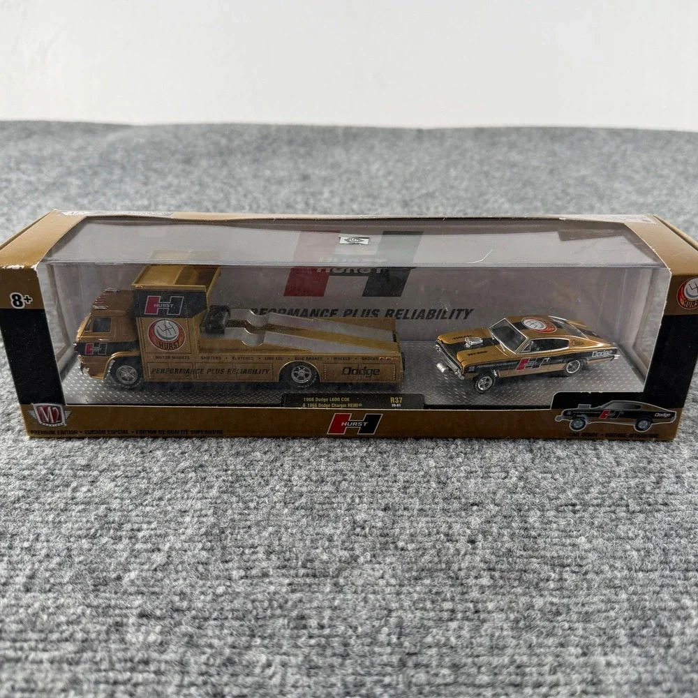 M2 Machines Auto-Haulers 1966 Dodge L600 COE 1966 Charger HEMI Gold Hurst R37